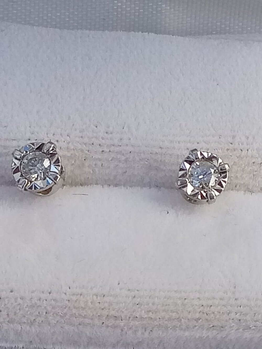 Gorgeous solid 10K white gold genuine diamond earrings studs